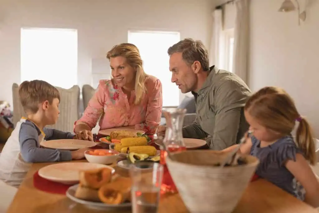 Eine Familie versammelt sich an einem Tisch und genießt ein gemeinsames Essen.
