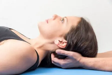 Eine Frau erhält eine Nackenmassage in einer Osteopathie-Hamburger Klinik.