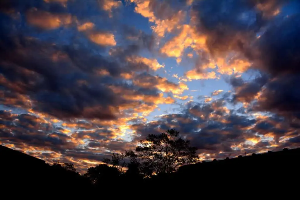 Ein Sonnenuntergang mit Sportosteopathie-Wolken am Himmel.