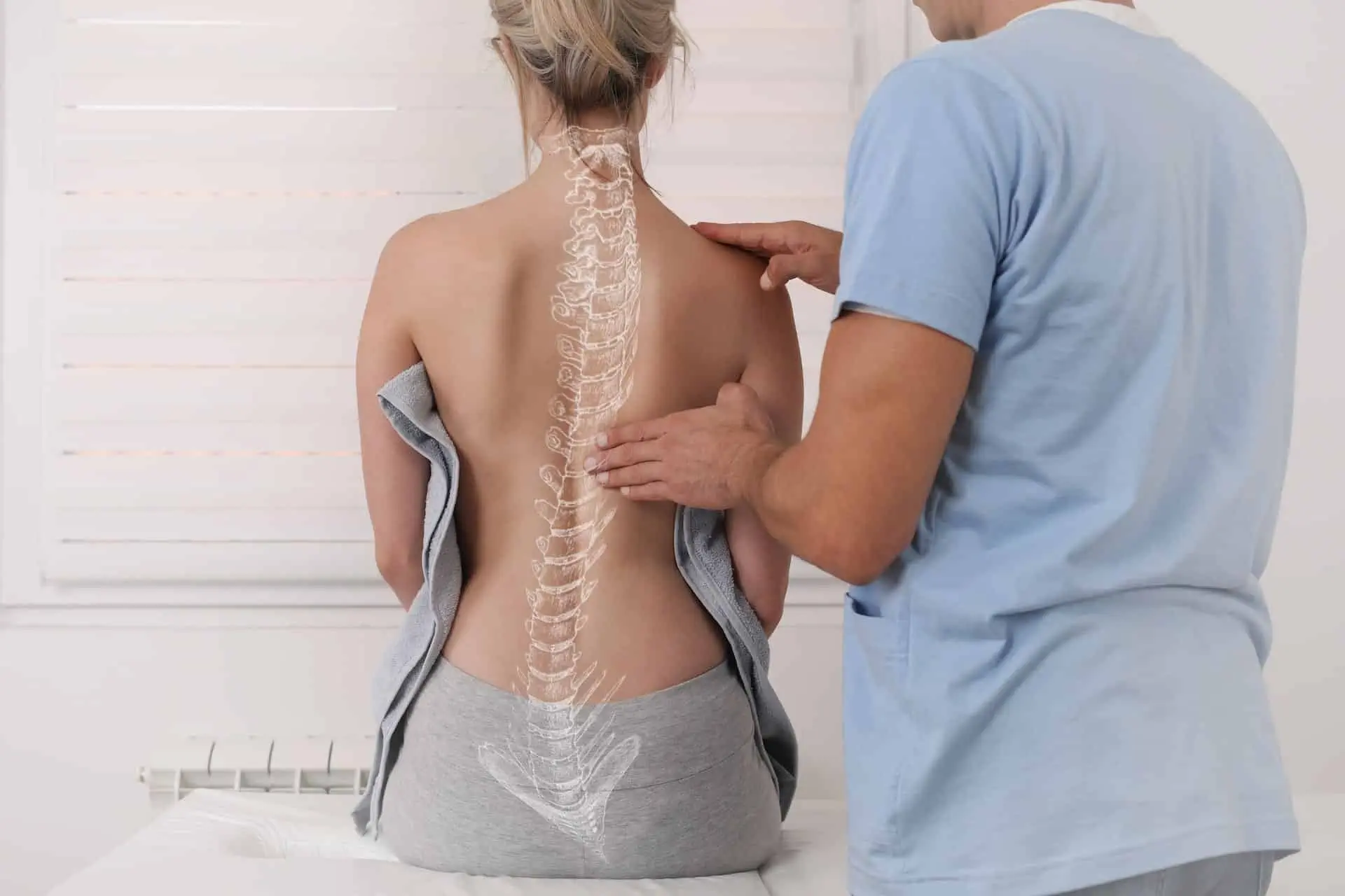 Eine Frau lässt ihren Rücken von einem Osteopathen Hamburg untersuchen.
