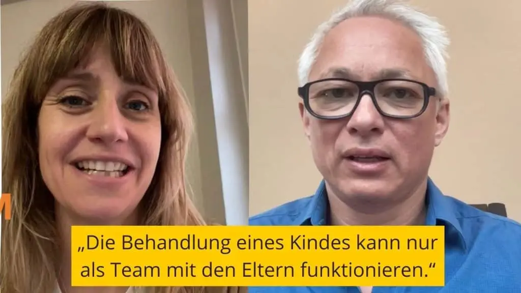 Geteilter Videoanruf mit zwei Personen im Gespräch. Links eine lächelnde Frau mit langen braunen Haaren. Rechts eine Person mit kurzen weißen Haaren und Brille. Unten in einem gelben Textfeld steht: „Die Behandlung eines Kindes kann nur als Team mit den Eltern funktionieren.“.