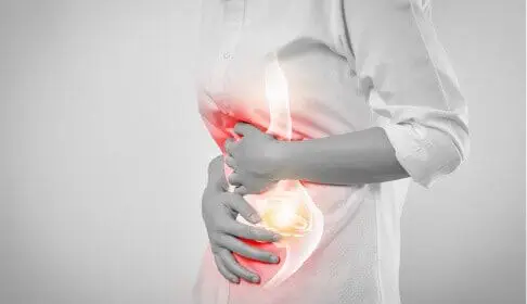 Eine Frau leidet unter Bauchschmerzen und sucht Hilfe bei einem Osteopathen in Hamburg.