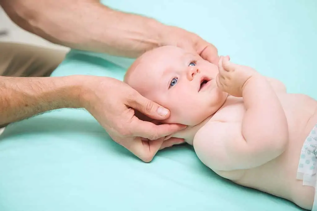 Ein Baby wird in Hamburg von einem Osteopathen auf Osteopathie untersucht.