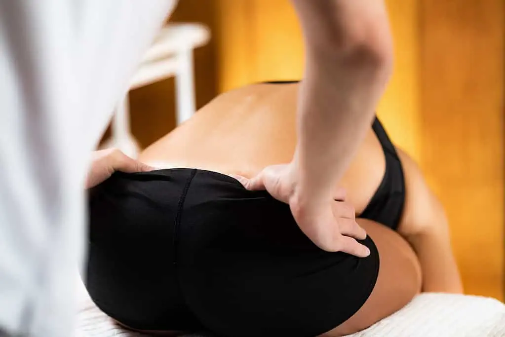 Eine Frau erhält eine entspannende Rückenmassage von einem erfahrenen Osteopathen aus Hamburg.
