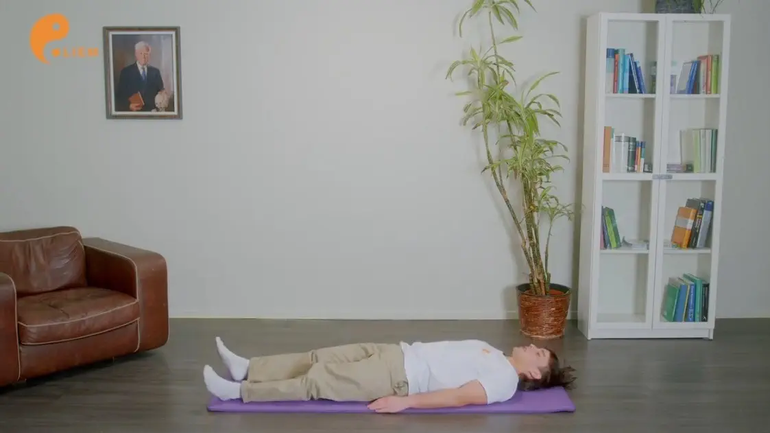 Person macht Crunches auf einer Yogamatte in einem Raum mit modernem Dekor.