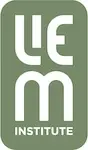 Ein rechteckiges grünes Logo mit dem Text „LEM“ in großen, vertikal übereinander gestapelten weißen Buchstaben. Unter „LEM“ stehen in kleineren weißen Großbuchstaben die Worte „INSTITUT | Osteopathie in Hamburg“.
